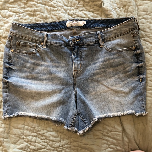 torrid Pants - Torrid Cut-Off Skinny Short Light Wash 20W